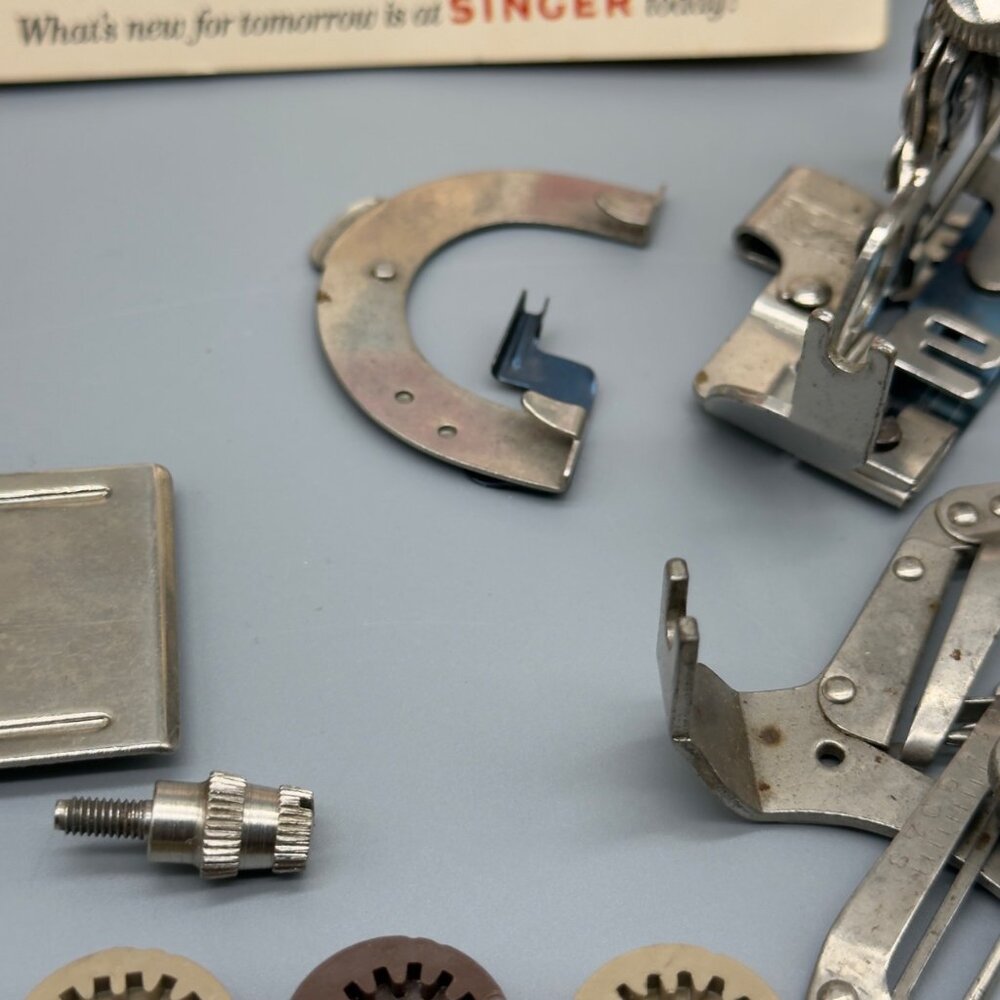 Singer Vintage Professional Buttonholer SIMS 4642 38116 Extra Attachments - Picture 11 of 16